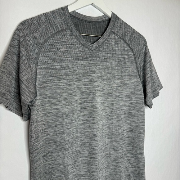 Lululemon Men's Gray V Neck Short Sleeve Shirt - Picture 2 of 3